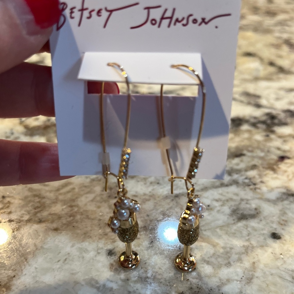 NEW BETSEY JOHNSON GOLD TONE CHAMPAGNE, CRYSTALS & PEARL DANGLE WIRE EARRINGS